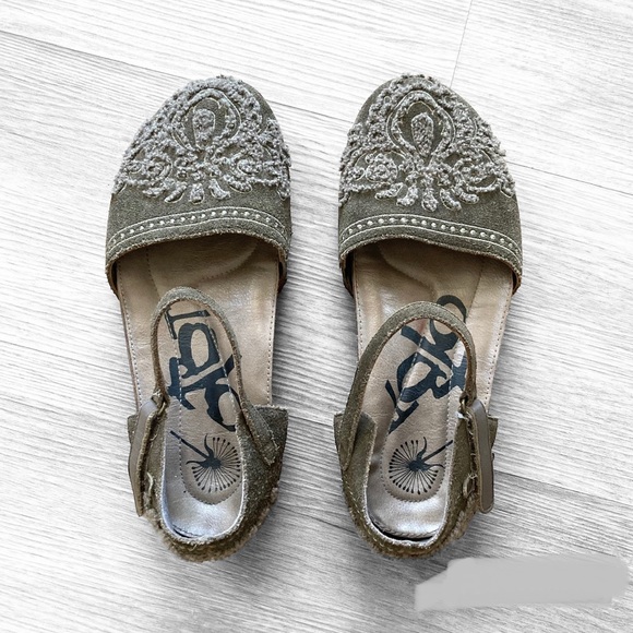 OTBT 6.5 Kalamazoo Taupe Closed Toe All Day Comfort Shoes - Picture 1 of 12